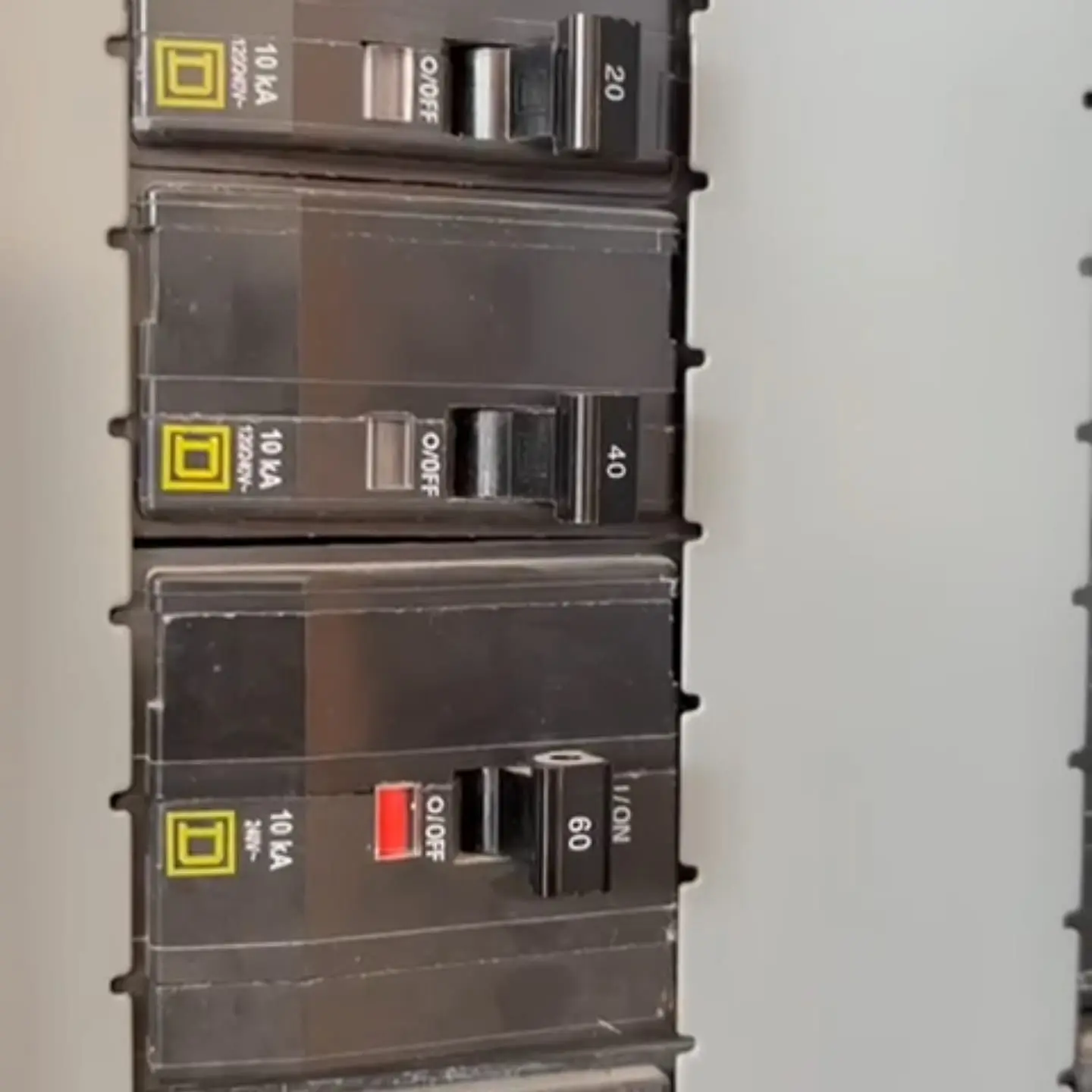 Sobrecarga en interruptor trifasico 60 amperios