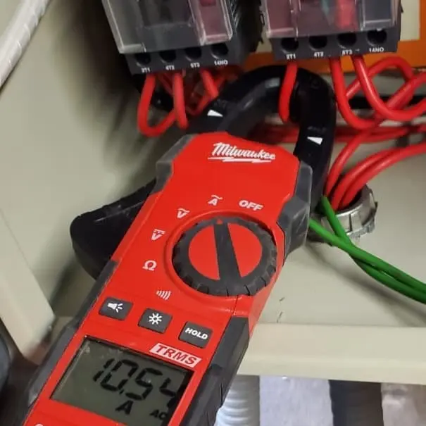 Revisión de amperaje de tablero hidroneumático